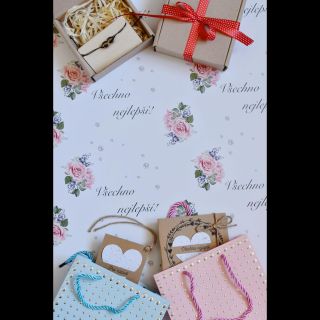 Protože radost z dárku vzniká již při jeho předávání, zabalte jej do balicího papíru s českým textem a originálním motivem...